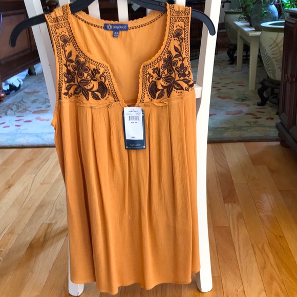 Beautiful Embroidered Top by Democracy - Picture 6 of 7